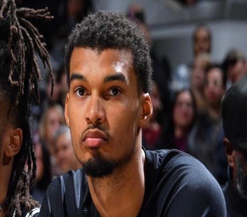 文班亚马反关节，退出比赛！奇兵11记三分拯救马刺，队史纪录！