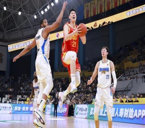 曾凡博太郁闷了！CBA争冠预演：广厦双杀北京，周琦打出霸气1战！