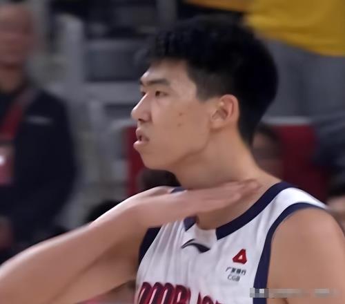 深夜11点！CBA开出罚单，徐昕被罚款，球迷：罚得对，但双标了