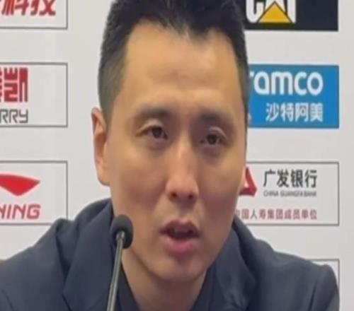 卢伟：现在球队的状态比赛季初好不少，出现问题要一步步解决