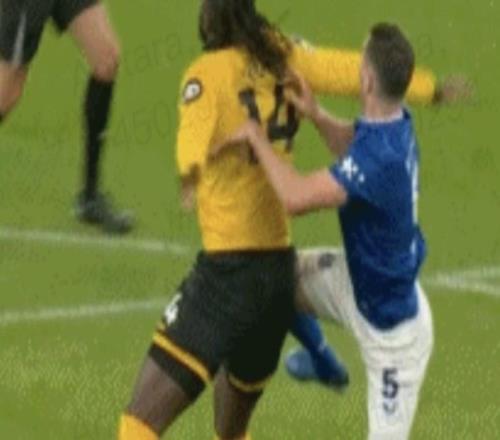 莫耶斯谈迈克尔基恩红牌：头发留得长被拽的概率自然就更高