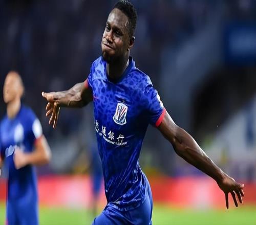 他上赛季还在保级队效力，如今却在冬训迎来逆袭，转会蓉城踢首发