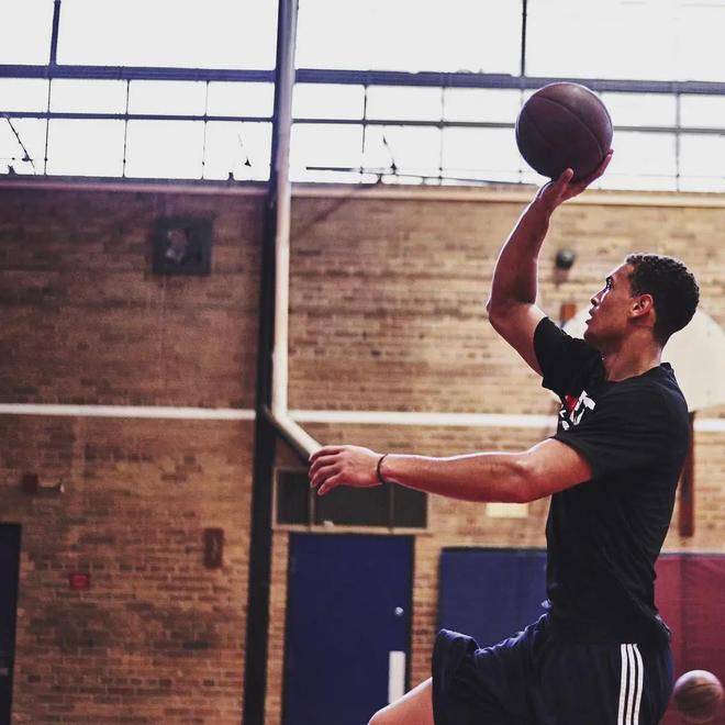 带着母亲遗愿战斗12年，交易添头成了队魂