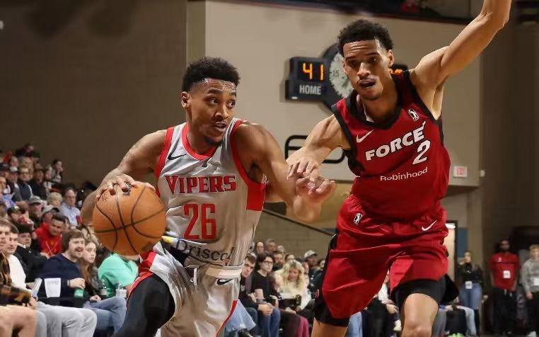 后场新援在火箭二队的首秀极不成功，他怎么会突然间出现下滑呢