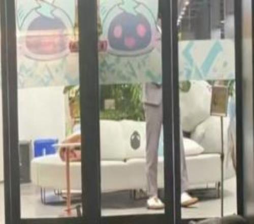 网友分享照片：疑似Daeny教练现身BLG基地！穿搭+鞋子都很像