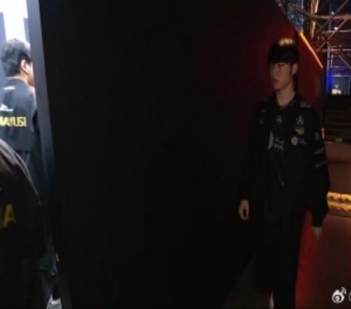 涵艺：Faker这沙皇真猛啊这怎么和我最近看的沙皇不太一样