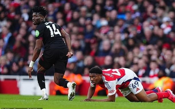 邮报：卡拉菲奥里已适应英超，斯凯利失