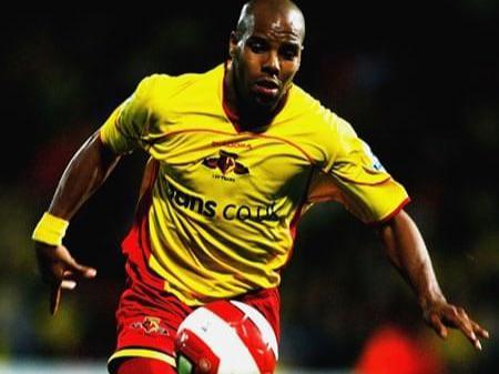 足球界的泰森，27岁才踢英超，13年生涯效力9家球队，退役搞慈善