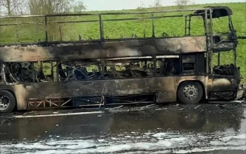 曼城球迷大巴英联杯决赛前在高速上