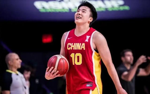 王俊杰入选亚洲杯最佳阵容,未来可期:他的商业价值不输杨瀚森