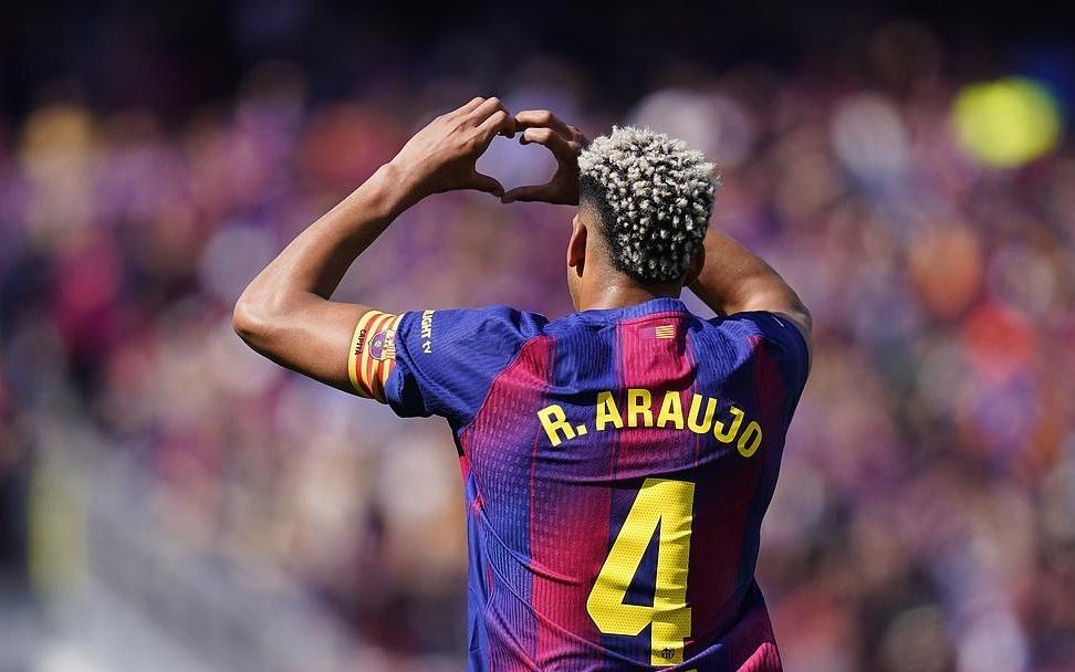 体坛联播曼城捧起联赛杯冠军奖杯皇