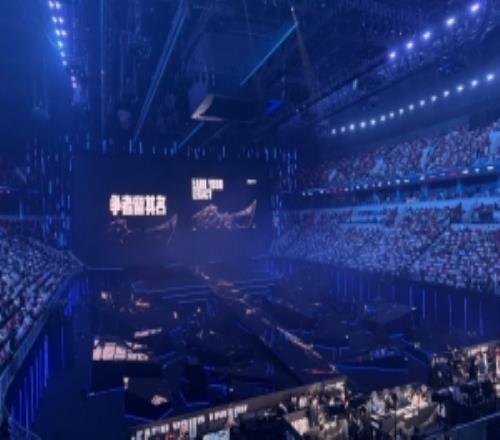 媒体人：决赛场馆弄了地形效果挺精致但跟体育场可能还是没法比