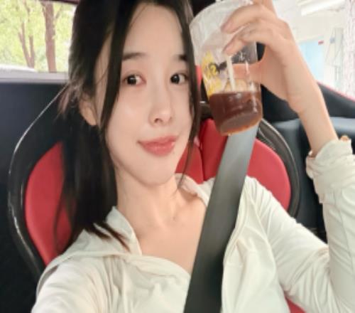 到底怎么赚的糖小幽发鸡汤文晒自拍低调炫耀新座驾法拉利296售价300万起