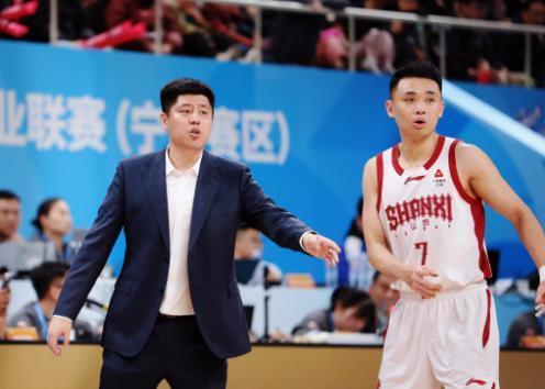 山西队本赛季7胜7负排名第11，主要原因是这两核心离队