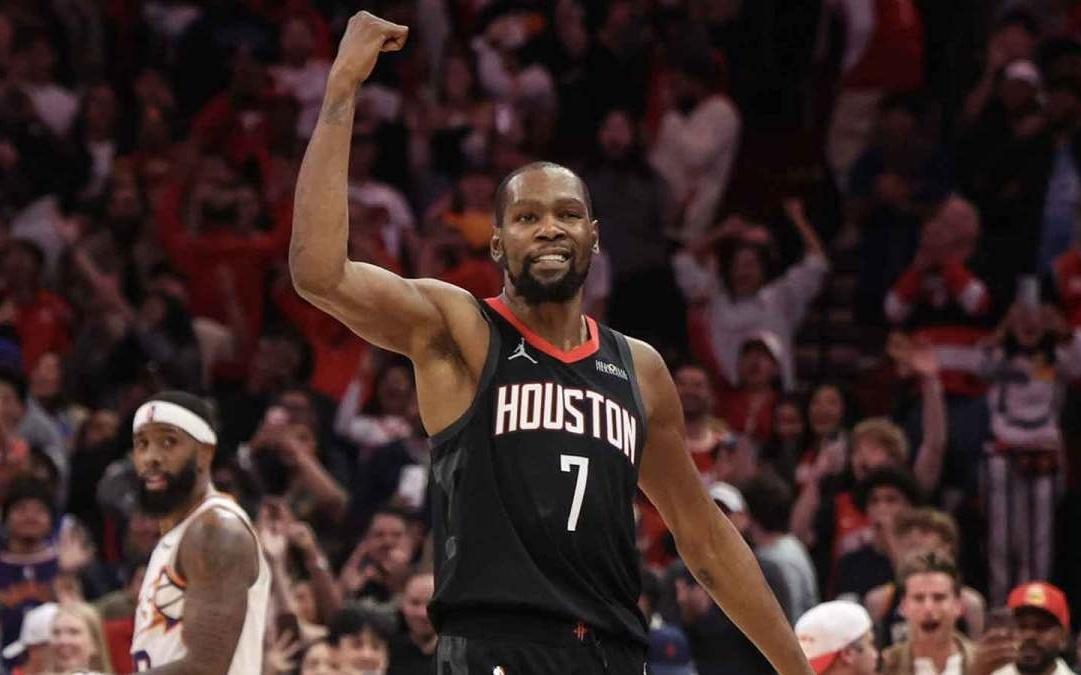 火箭队杜兰特在被当成“替罪羊”后，尽情享受战胜太阳队的喜悦