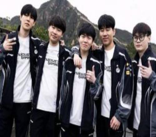 止步17强！微博热搜前十有七条iG相关的热搜iG回家iG十七强Theshy在干啥