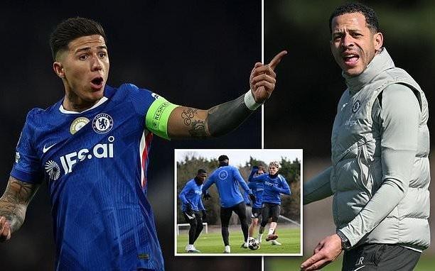 跟队：罗塞尼尔给球员放假，自己回基地