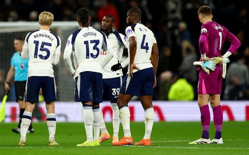 电讯报：热刺球员开会讨论与球迷的隔