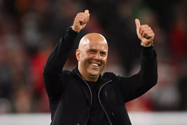 利物浦登顶英超积分榜，阿森纳、曼城紧追不舍