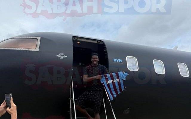 只差官宣！曼联门将奥纳纳落地土耳其，在飞机前展示特拉布宗球衣