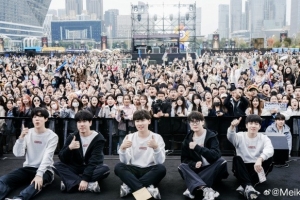 Meiko分享线下粉丝合照：很开心线下见到大家，大家辛苦了 ​​​