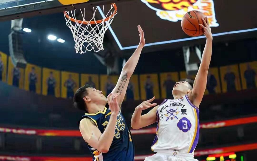 广东东阳光队主场98比99不敌北京控股队