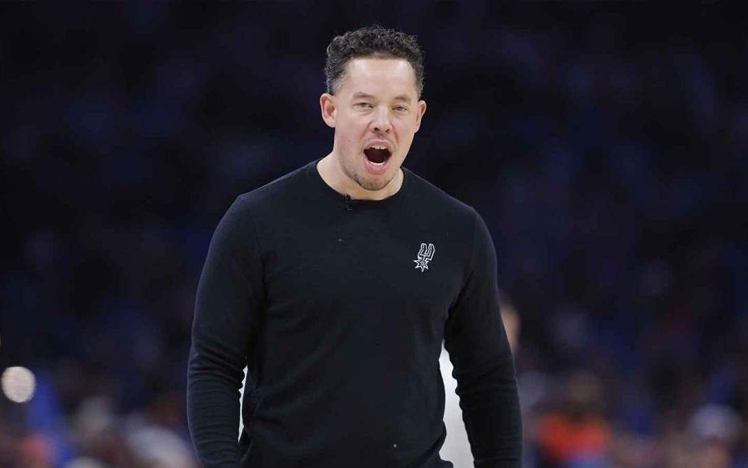 不满，马刺主帅米奇约翰逊在输给开拓者后严厉批评球队