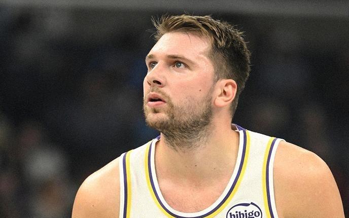 詹姆斯26+7+10超保罗只仰望一大神！东契奇准三双，湖人逆转灰熊