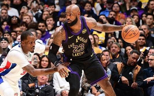 詹姆斯：今天球队防守可圈可点但失误太多很难回防