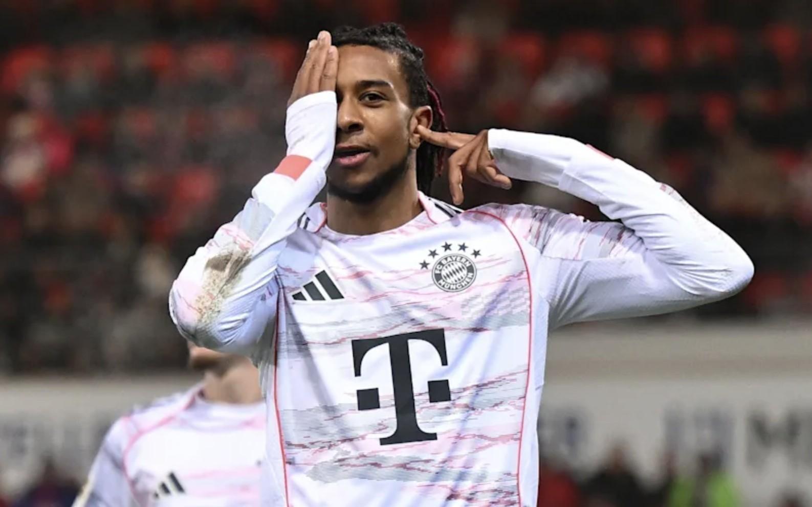 满血回归，此前经历眼部手术的奥利塞在进球后捂住一只眼庆祝