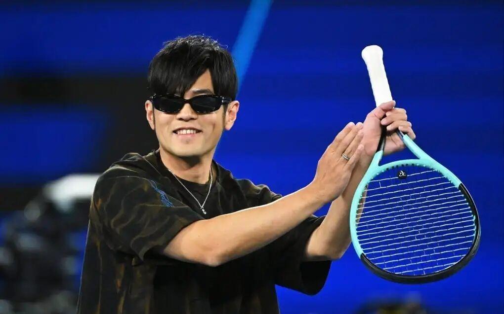 【多图回顾】澳网有自己的“全明星”：杰伦上演一动不动、辛纳阿卡观赛化身表情帝