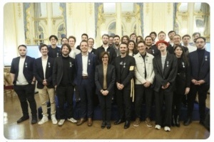 拿到手软！《光与影》团队获法国文化部艺术与文学勋章