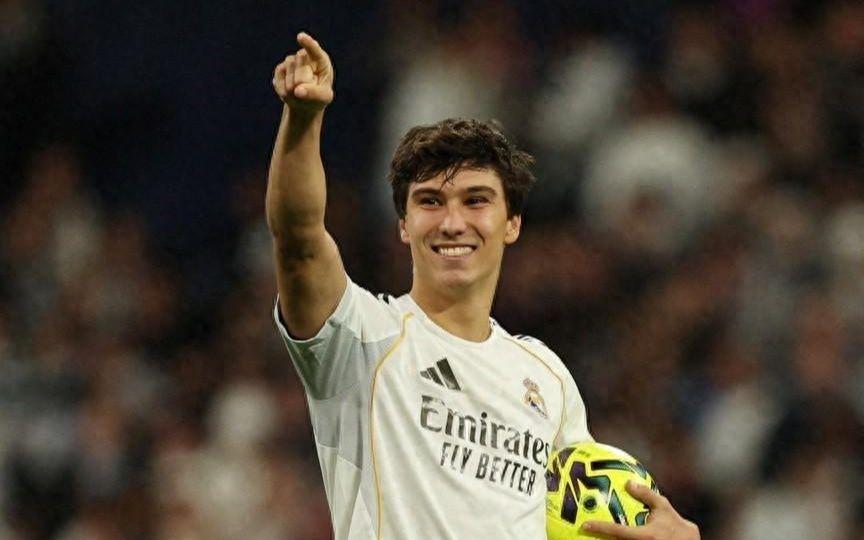 青训风暴席卷伯纳乌！皇马51狂胜贝蒂斯，五球全由自家青训包办