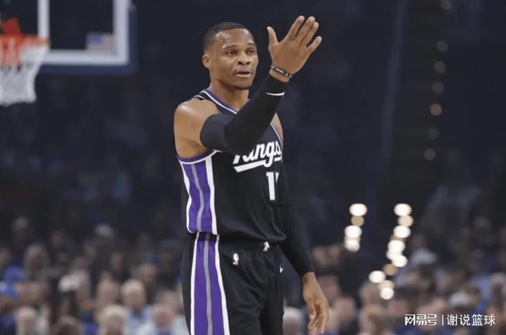 湖人终结连败三喜临门，内部会议后改善防守，21+3双能卫迎里程碑