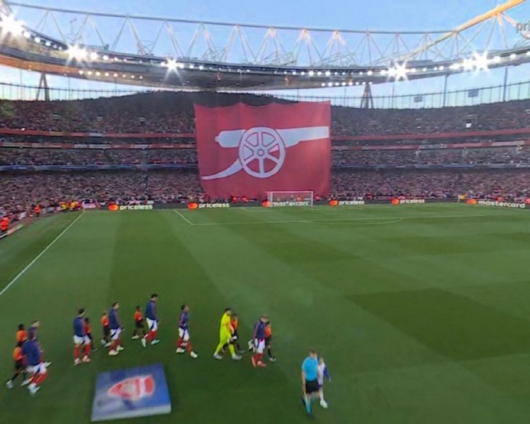 寒酸球迷吐槽枪手TIFO：惨不忍睹的浴帘下周巴黎给你开开眼