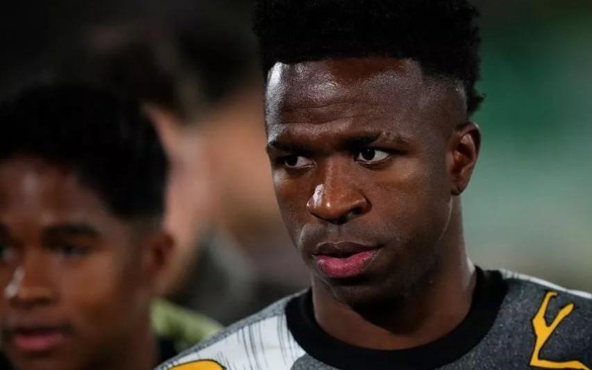 镜报：英超俱乐部密切关注维尼修斯，曼