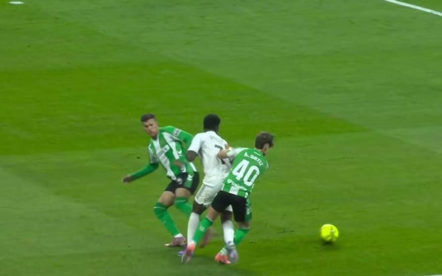 西甲争议判罚！贝林厄姆踩人逃点，巴尔特拉暴怒，维尼修斯险造点