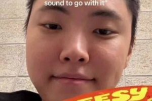 怼脸自拍！Chovy晒照片：拍一张你正在刷视频的样子配点音乐