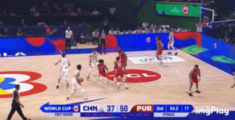 不知道在忙什么王哲林两次给队友挡空气