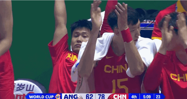 学习了！胡金秋补扣周琦&王哲林在替补席对视鼓掌