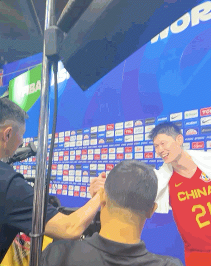 杜锋赛后与胡金秋致意:这么打就对了!