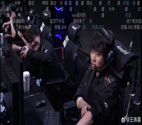 媒体人看AL遭JDG横扫:Ale还是好好玩肉吧Tarzan今天在梦游!