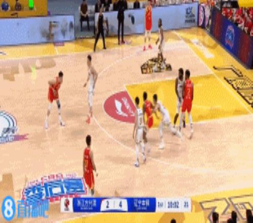 神来之笔!朱俊龙冲击篮筐硬刚防守转身拉杆背筐强投打成2+1