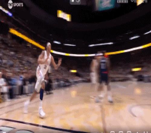 这冲击力!阿隆戈登底线空切篮下碾着哈登打成2+1