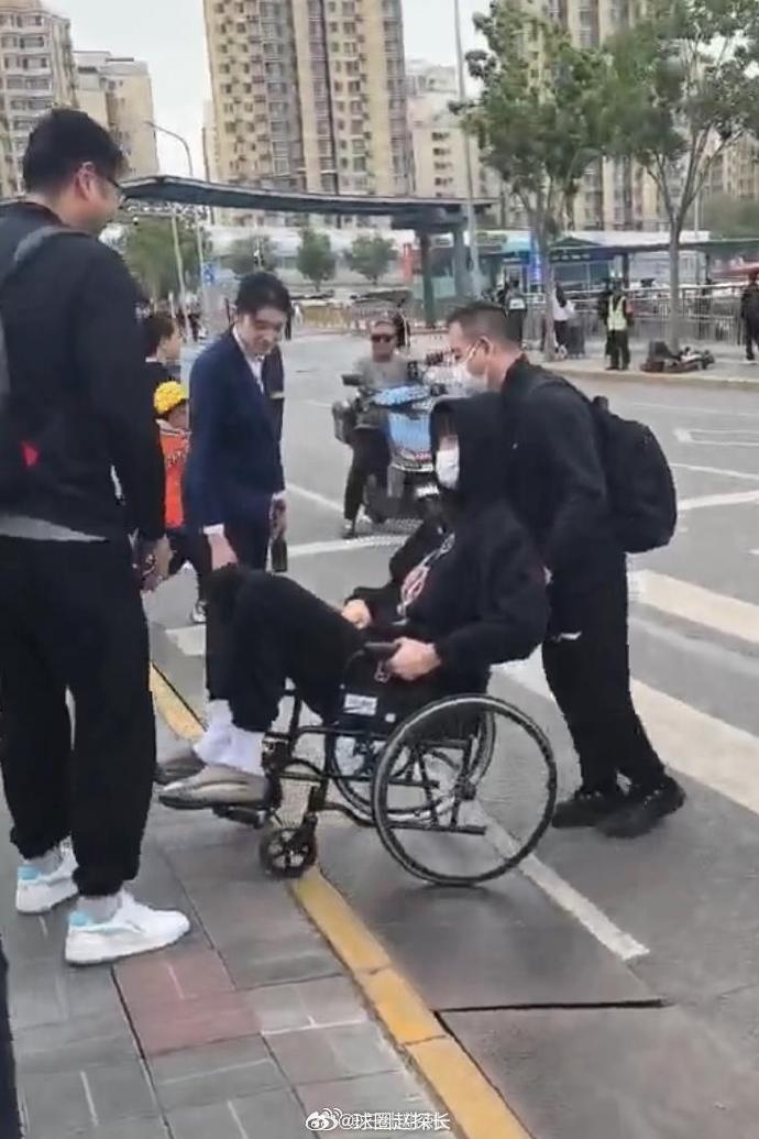 赵探长:曾凡博坐轮椅抵京所罗门崴脚&马上要去做治疗
