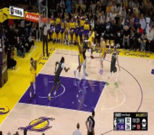 全场飞奔!詹姆斯抢板快下对抗上篮2+1&全场高呼MVP
