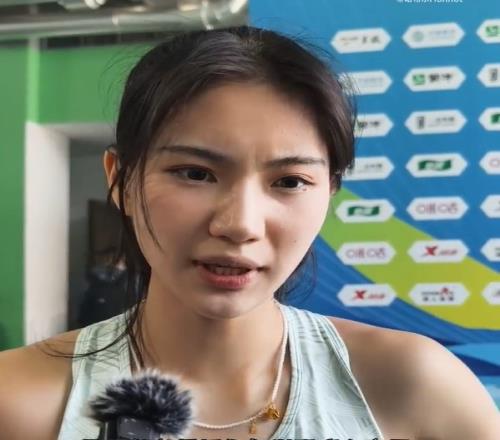 夏思凝预赛赛后采访:我现在都不会跑了,医生说我脚疑似骨裂了