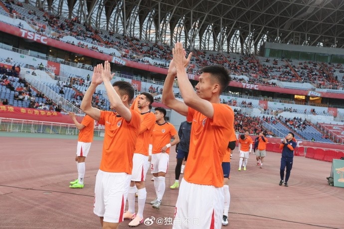 记者:海牛队员及教练组赛前向球迷鞠躬致谢,表达歉意