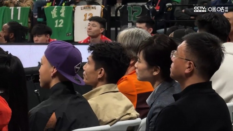 支持家乡球队!郑智现场观战CBA半决赛辽宁vs广厦G3