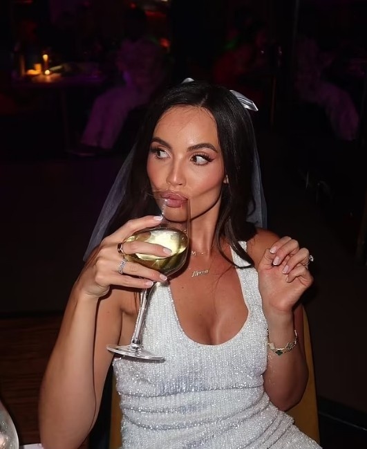 好事将近!沃特金斯未婚妻举办婚前单身派对婚礼将于盛夏举行